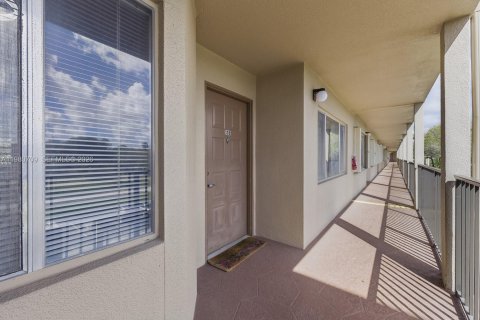 Copropriété à vendre à Pembroke Pines, Floride: 2 chambres, 112.13 m2 № 2044278 - photo 22