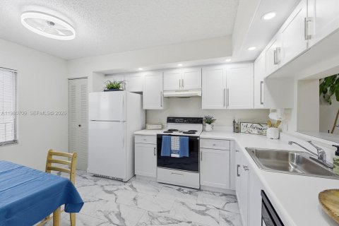 Copropriété à vendre à Pembroke Pines, Floride: 2 chambres, 112.13 m2 № 2044278 - photo 2