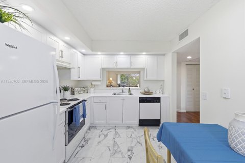 Copropriété à vendre à Pembroke Pines, Floride: 2 chambres, 112.13 m2 № 2044278 - photo 3