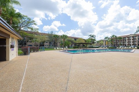 Copropriété à vendre à Pembroke Pines, Floride: 2 chambres, 112.13 m2 № 2044278 - photo 25