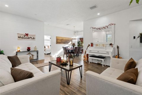 Casa en venta en Tampa, Florida, 3 dormitorios, 170.75 m2 № 2091950 - foto 6