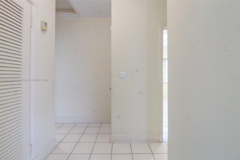 Купить виллу или дом в Корал-Гейблс, Флорида 3 спальни, 136.57м2, № 1811773 - фото 13