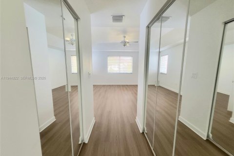 House in Doral, Florida 4 bedrooms, 293.76 sq.m. № 2001432 - photo 21