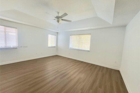 House in Doral, Florida 4 bedrooms, 293.76 sq.m. № 2001432 - photo 17