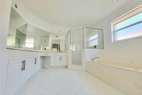House in Doral, Florida 4 bedrooms, 293.76 sq.m. № 2001432 - photo 20