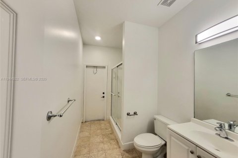 House in Doral, Florida 4 bedrooms, 293.76 sq.m. № 2001432 - photo 13