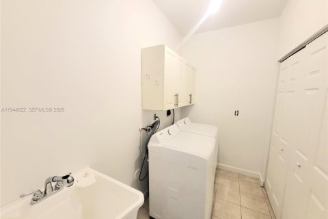 House in Doral, Florida 4 bedrooms, 293.76 sq.m. № 2001432 - photo 27