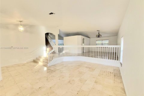House in Doral, Florida 4 bedrooms, 293.76 sq.m. № 2001432 - photo 4