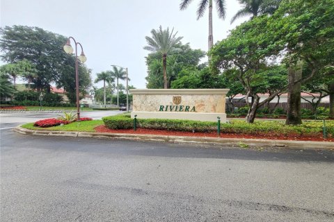 House in Doral, Florida 4 bedrooms, 293.76 sq.m. № 2001432