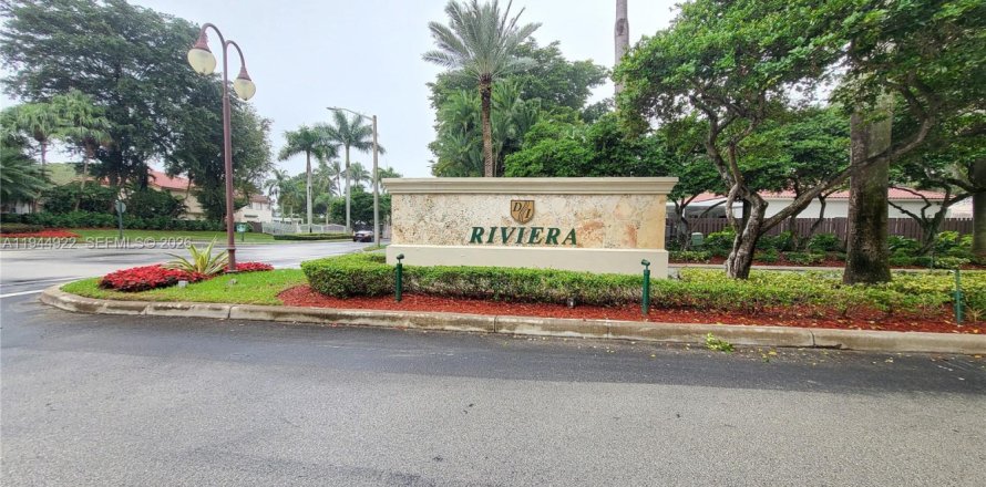 House in Doral, Florida 4 bedrooms, 293.76 sq.m. № 2001432