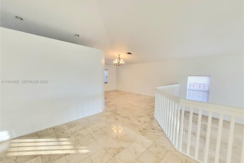 House in Doral, Florida 4 bedrooms, 293.76 sq.m. № 2001432 - photo 5