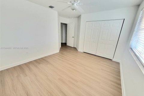 House in Doral, Florida 4 bedrooms, 293.76 sq.m. № 2001432 - photo 24