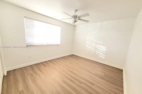 House in Doral, Florida 4 bedrooms, 293.76 sq.m. № 2001432 - photo 23