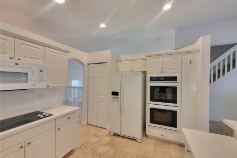 House in Doral, Florida 4 bedrooms, 293.76 sq.m. № 2001432 - photo 10