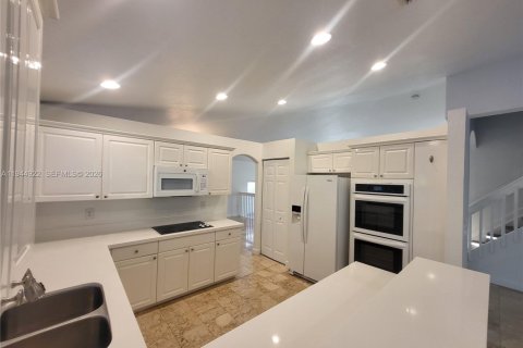 House in Doral, Florida 4 bedrooms, 293.76 sq.m. № 2001432 - photo 11