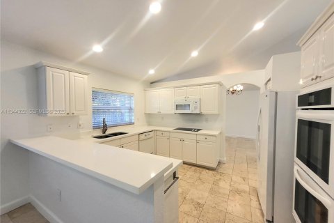 House in Doral, Florida 4 bedrooms, 293.76 sq.m. № 2001432 - photo 9