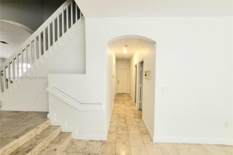 House in Doral, Florida 4 bedrooms, 293.76 sq.m. № 2001432 - photo 12