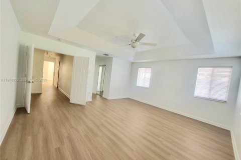 House in Doral, Florida 4 bedrooms, 293.76 sq.m. № 2001432 - photo 18