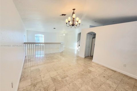 House in Doral, Florida 4 bedrooms, 293.76 sq.m. № 2001432 - photo 7