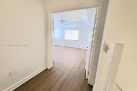 House in Doral, Florida 4 bedrooms, 293.76 sq.m. № 2001432 - photo 16