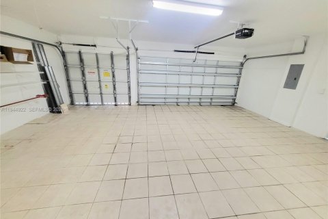 House in Doral, Florida 4 bedrooms, 293.76 sq.m. № 2001432 - photo 28