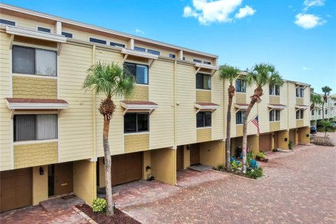 Townhouse in Treasure Island, Florida 2 bedrooms, 162.58 sq.m. № 1810588 - photo 13