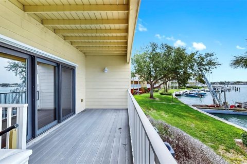 Townhouse in Treasure Island, Florida 2 bedrooms, 162.58 sq.m. № 1810588 - photo 24