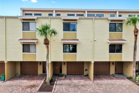 Townhouse in Treasure Island, Florida 2 bedrooms, 162.58 sq.m. № 1810588 - photo 14