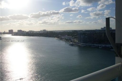 Кондоминиум с 2 спальнями в Майами-Бич, Флорида № 1998373