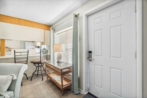 Condo in Panama City Beach, Florida, 4 bedrooms  № 560918 - photo 1