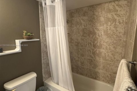 Condo in Sunrise, Florida, 2 bedrooms  № 1762720 - photo 17