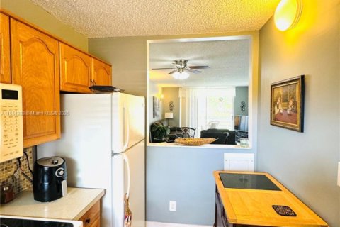 Condo in Sunrise, Florida, 2 bedrooms  № 1762720 - photo 11