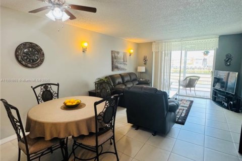Condo in Sunrise, Florida, 2 bedrooms  № 1762720 - photo 10