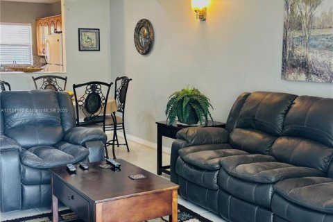 Condo in Sunrise, Florida, 2 bedrooms  № 1762720 - photo 9