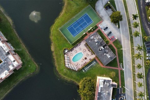 Condo in Sunrise, Florida, 2 bedrooms  № 1762720 - photo 2