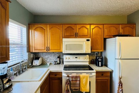Condo in Sunrise, Florida, 2 bedrooms  № 1762720 - photo 12