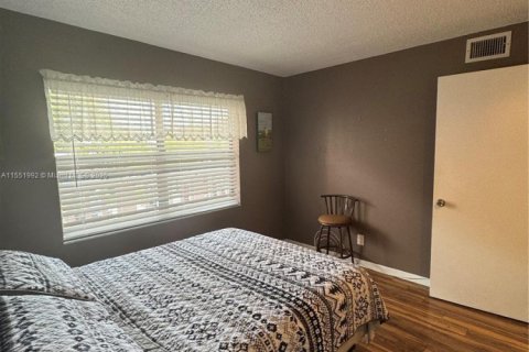 Condo in Sunrise, Florida, 2 bedrooms  № 1762720 - photo 16