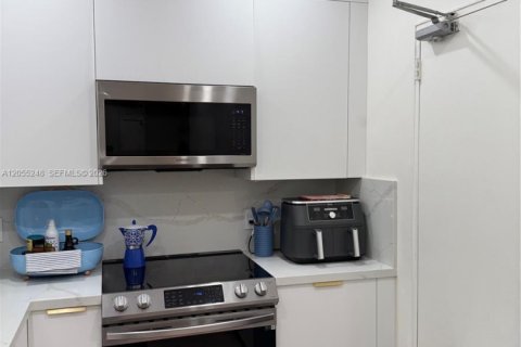 Condo in Bal Harbour, Florida, 2 bedrooms  № 2264940 - photo 9