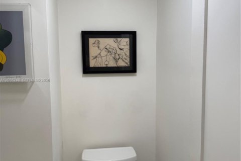 Condo in Bal Harbour, Florida, 2 bedrooms  № 2264940 - photo 13
