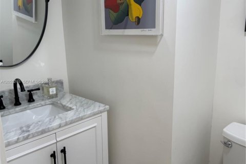 Condo in Bal Harbour, Florida, 2 bedrooms  № 2264940 - photo 14