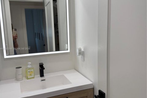 Condo in Bal Harbour, Florida, 2 bedrooms  № 2264940 - photo 17
