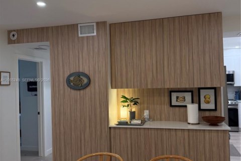 Condo in Bal Harbour, Florida, 2 bedrooms  № 2264940 - photo 6