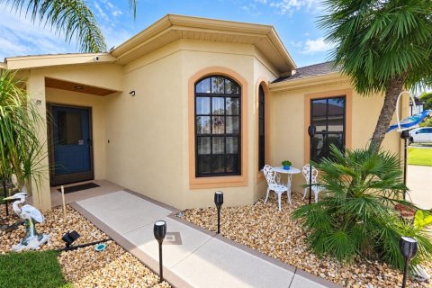 House in Spring Hill, Florida 2 bedrooms, 134.43 sq.m. № 2393715 - photo 2