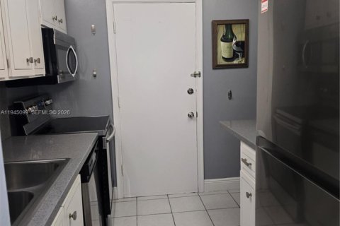 Condo in Fort Lauderdale, Florida, 1 bedroom  № 2003820 - photo 13