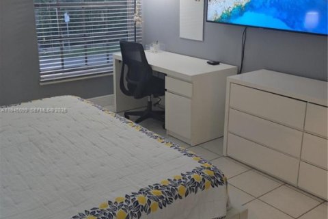 Condo in Fort Lauderdale, Florida, 1 bedroom  № 2003820 - photo 2