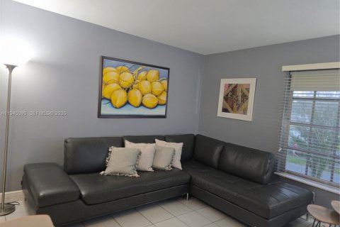 Condo in Fort Lauderdale, Florida, 1 bedroom  № 2003820 - photo 19