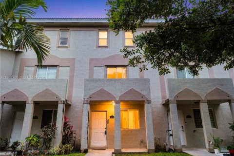 Condominio en Opa-locka, Florida, 3 dormitorios  № 2066863