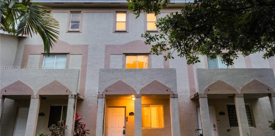 Condominio en Opa-locka, Florida, 3 dormitorios  № 2066863