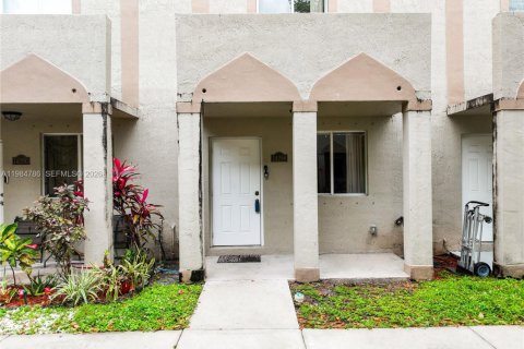 Condominio en venta en Opa-locka, Florida, 3 dormitorios № 2066863 - foto 2