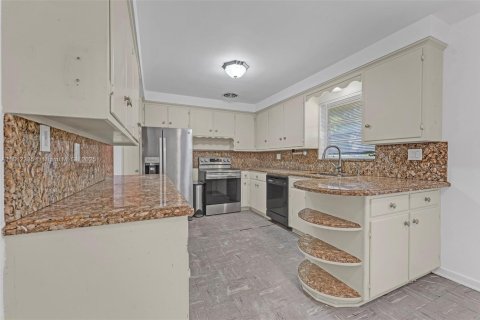 Commercial property in Dania Beach, Florida № 1756778 - photo 10